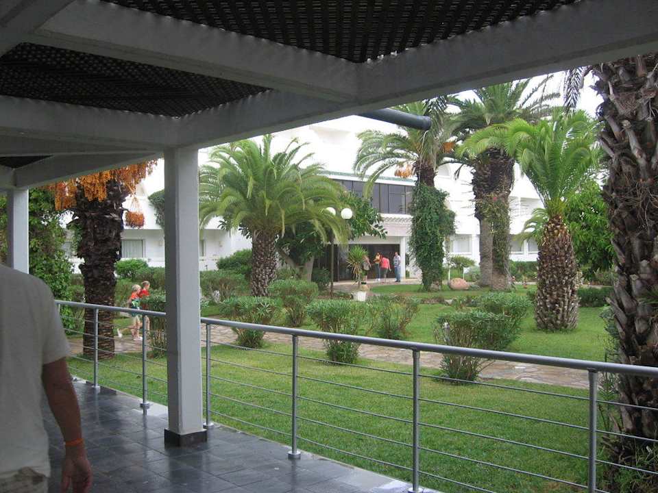 Blick vom Restaurant zum Bungalow The Orangers Beach Resort and Bungalows