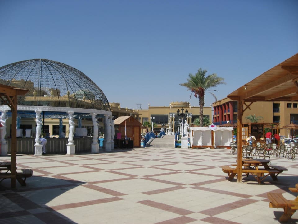 Poolbar wo abends Musik ist Hotel Titanic Palace