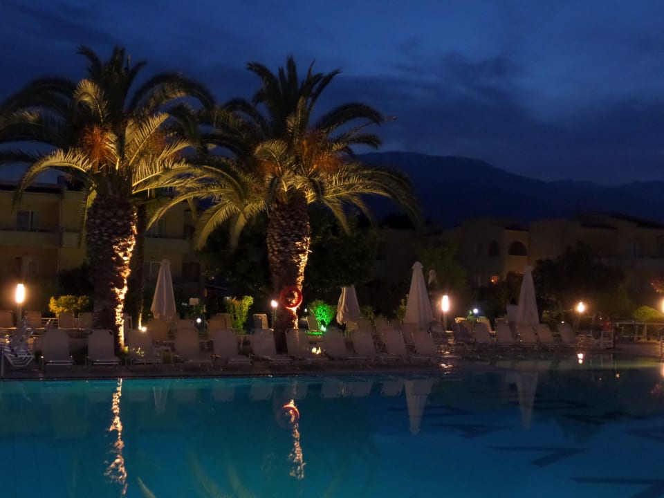 Pool bei Nacht alltoura Club Hotel Poseidon Palace