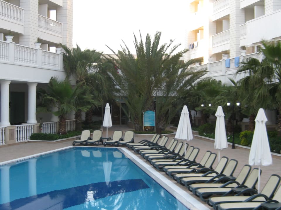 Poolanlage abends Alba Queen Hotel