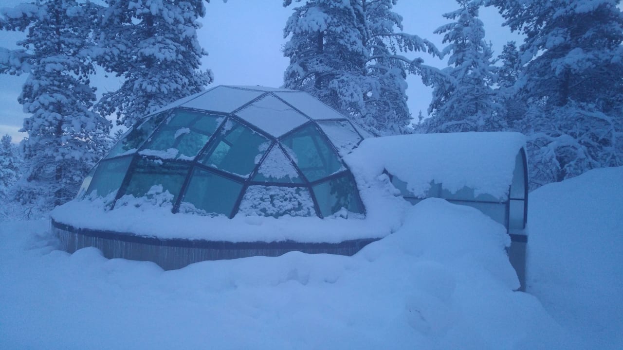 Igloo w śniegu. Hotel Igloo Village Kakslauttanen