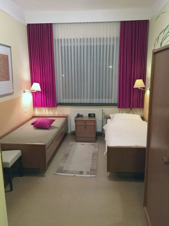 Blick von der Tür in das Zimmer Bahnhofs Hotel Quakenbrück