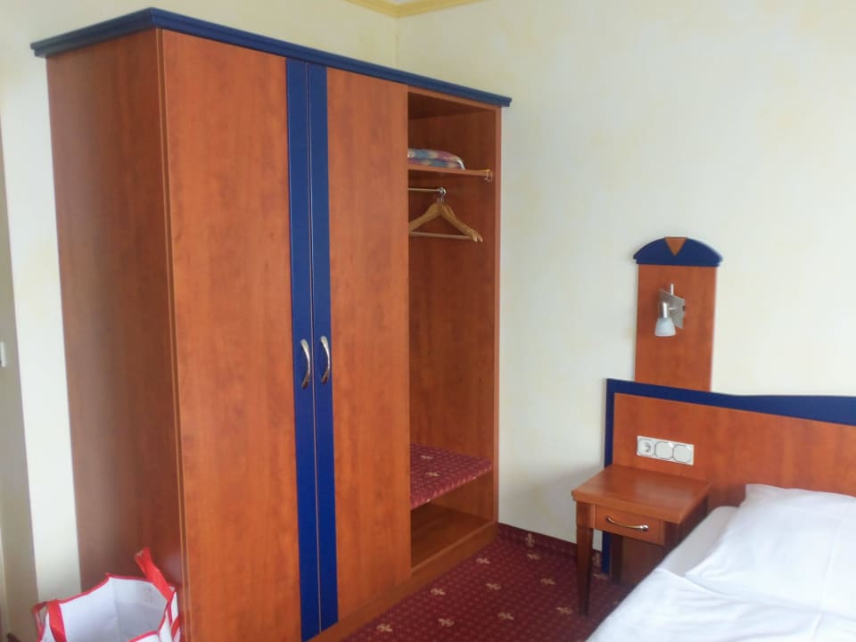 Kleiderschrank Hotel Ostseeblick - direkt hinter den Dünen