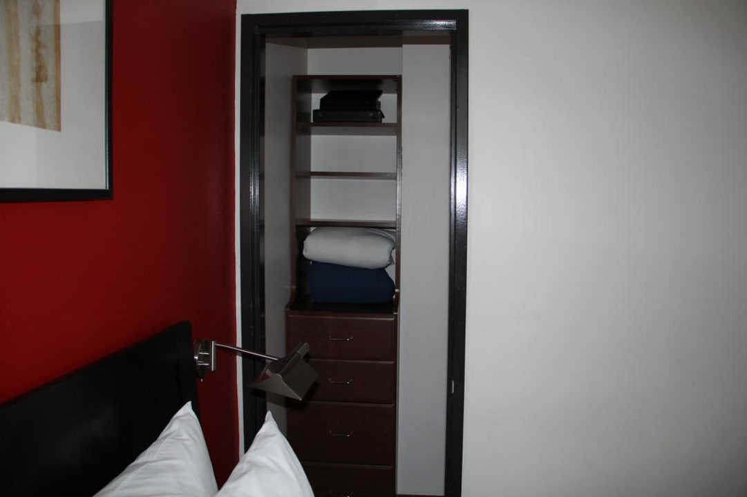 Schlafzimmer mit Einbauschrank Hotel Eurostars Wall Street