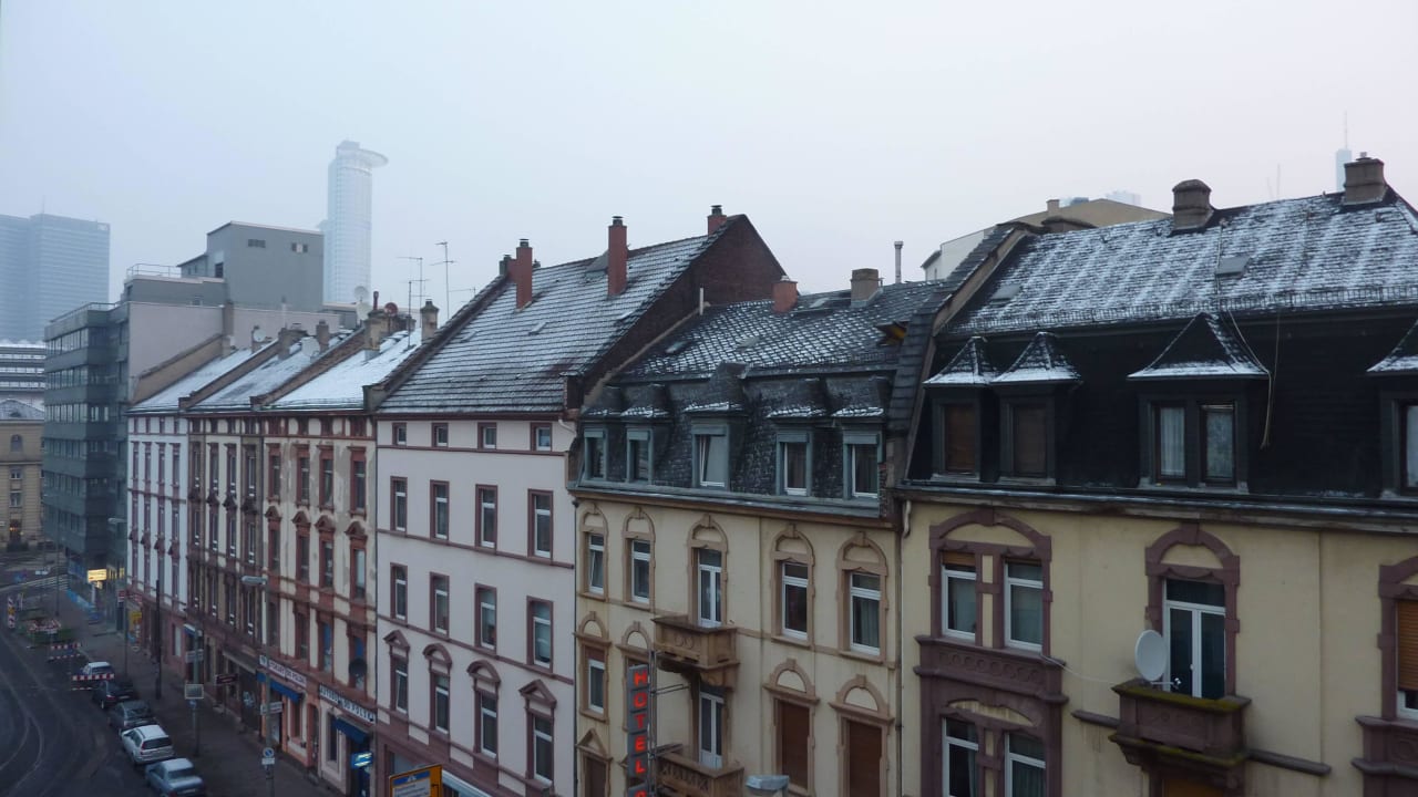 Blick aus Zimmer, war trotz Straße ruhige Nacht Pension Alpha Frankfurt City