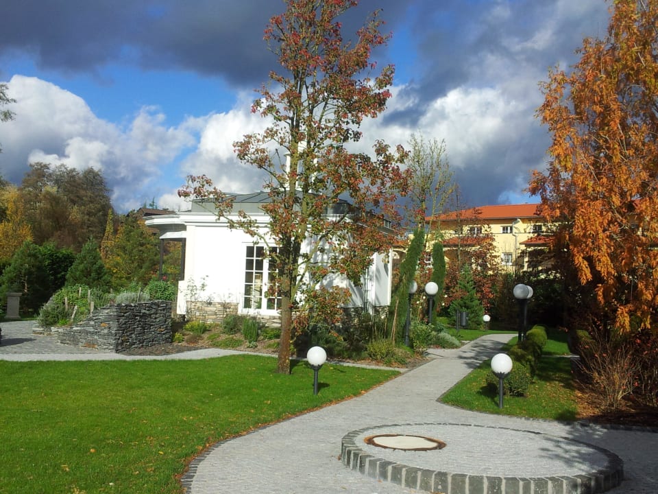 Hallen-Freibad und Liegebereich draußen Hotel Bell Rock Europa-Park