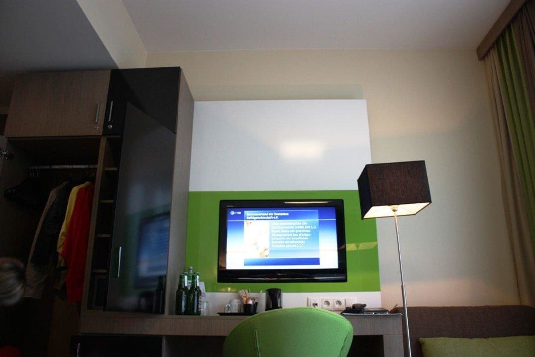 Flat TV + Schreibtisch Holiday Inn - the niu, Fusion Hamburg St. Georg