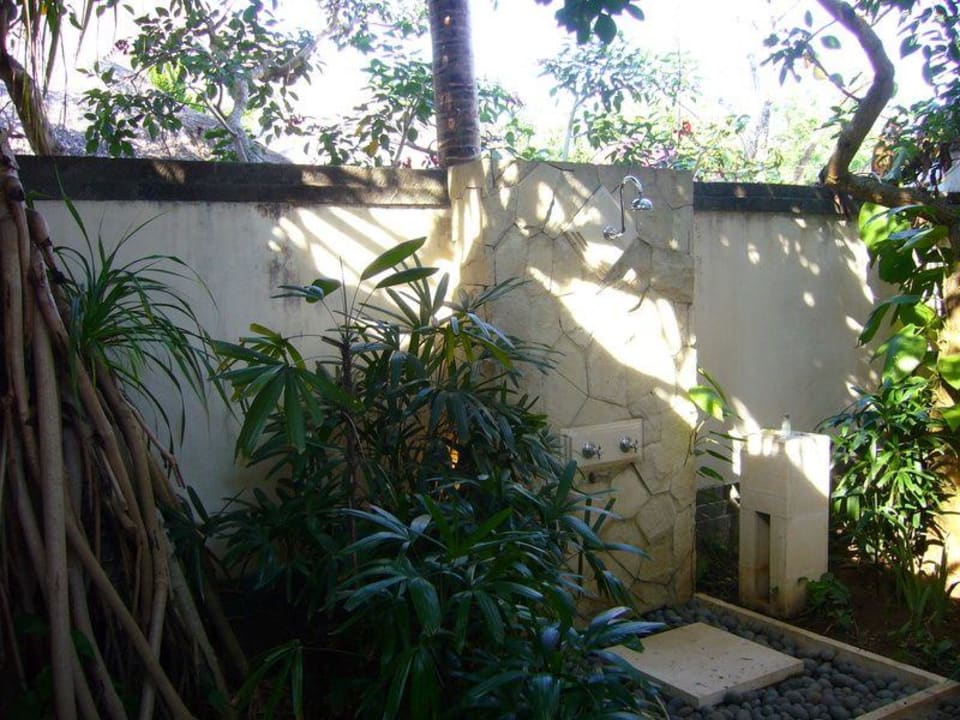 Душ в саду Hotel Karma Jimbaran