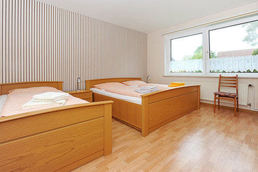 Schlafzimmer 1, Wohnung "unten" Haus Pamir