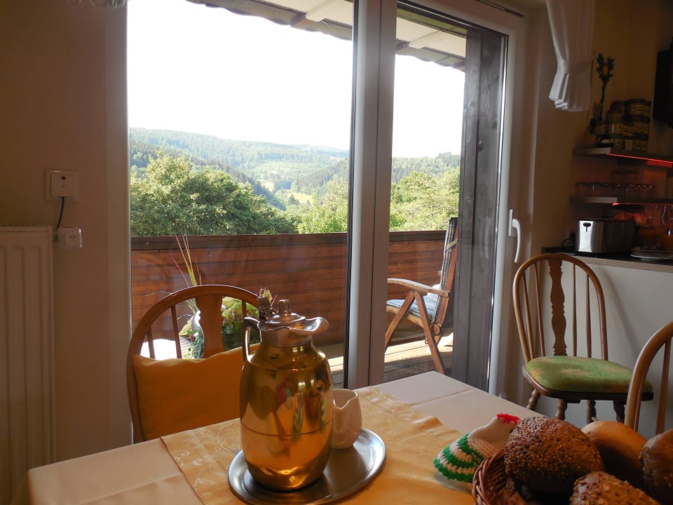 Blick vom Frühstückstisch nach draußen Landhaus Florian