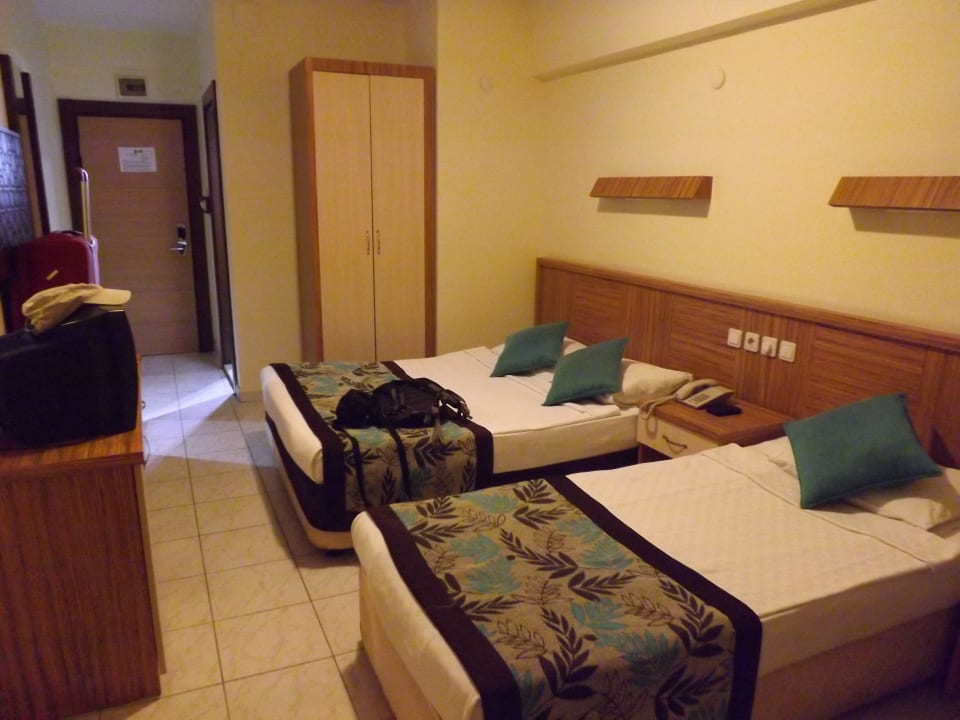 Der einzige Kleiderschrank im Zimmer Monart City Hotel