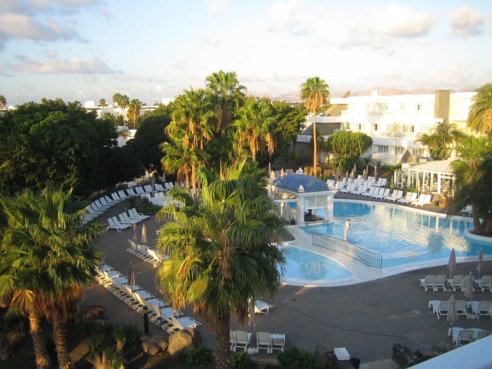 Ausblick vom Zimmer auf den Pool Hotel Riu Paraiso Lanzarote