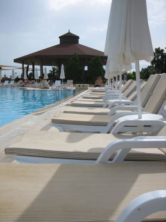 Liegestühle am Pool Crystal Flora Pearl Collection