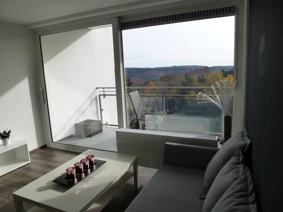 Wohnraum mit Balkon und Ausblick Hotel Wartburg