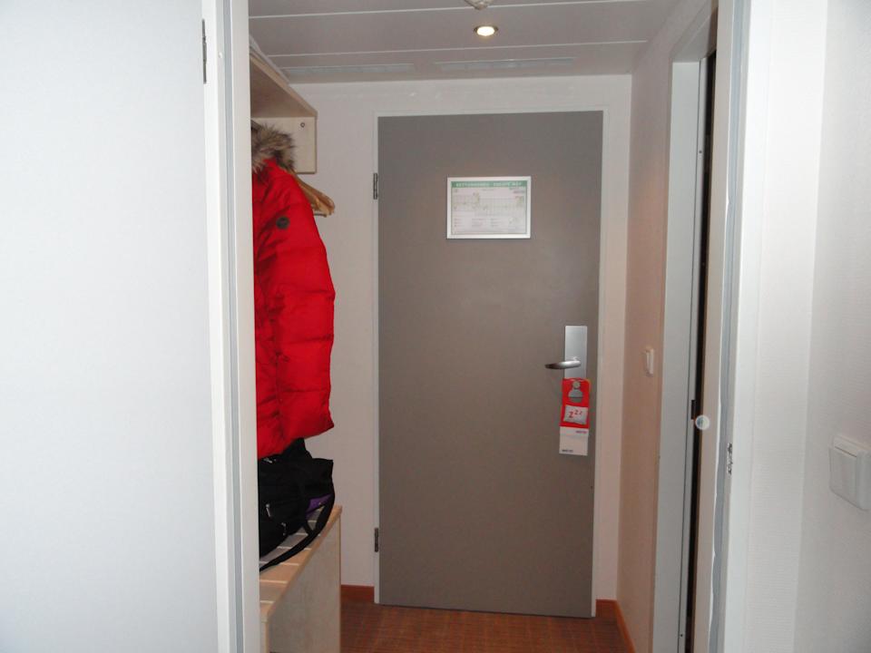 Der Eingangsbereich mit Garderobe Select Hotel Hamburg Nord