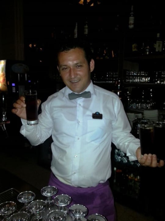 Mein Mann in der Rezeptionsbar hier Originalgetränke Diamond Excellence Resort & Spa