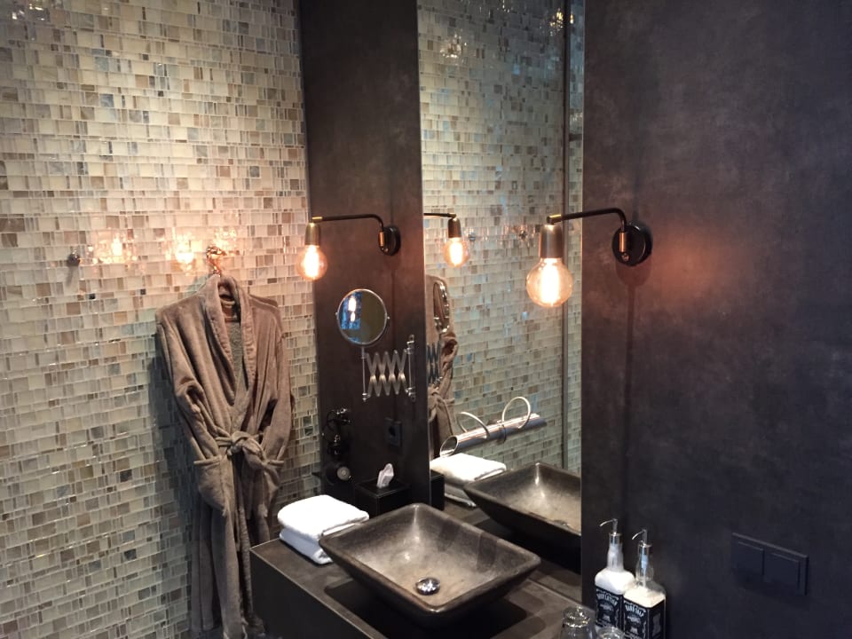 Zimmer Manzo's Suites