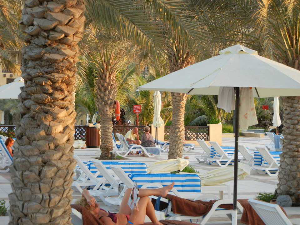 Ruhefläche beim Pool Hilton Garden Inn Ras Al Khaimah