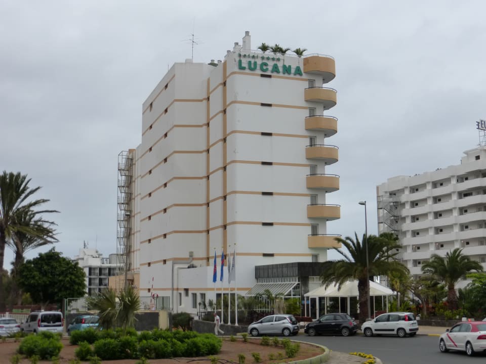 Frontseite mit Eingang allsun Hotel Lucana