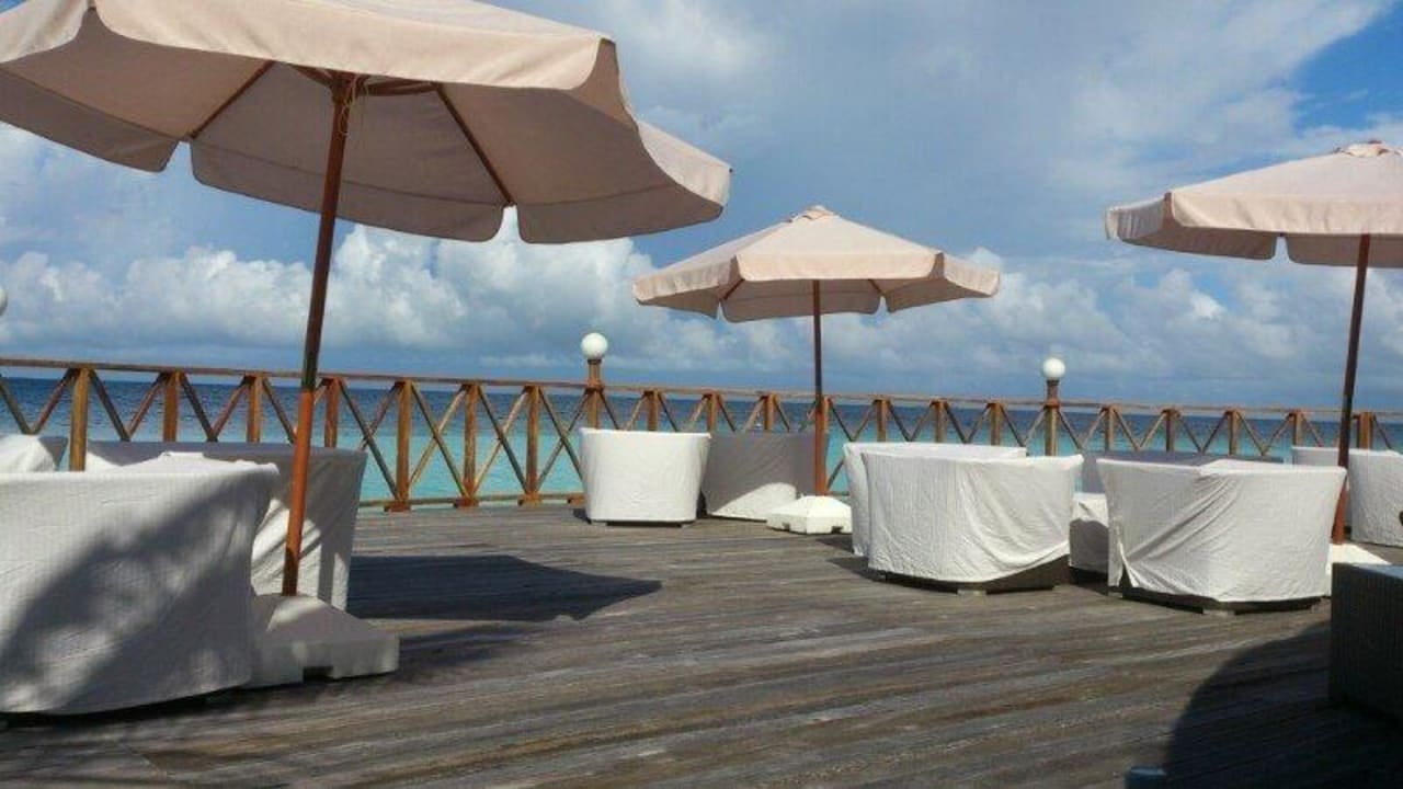 Terrasse an der Mainbar Angaga Island Resort
