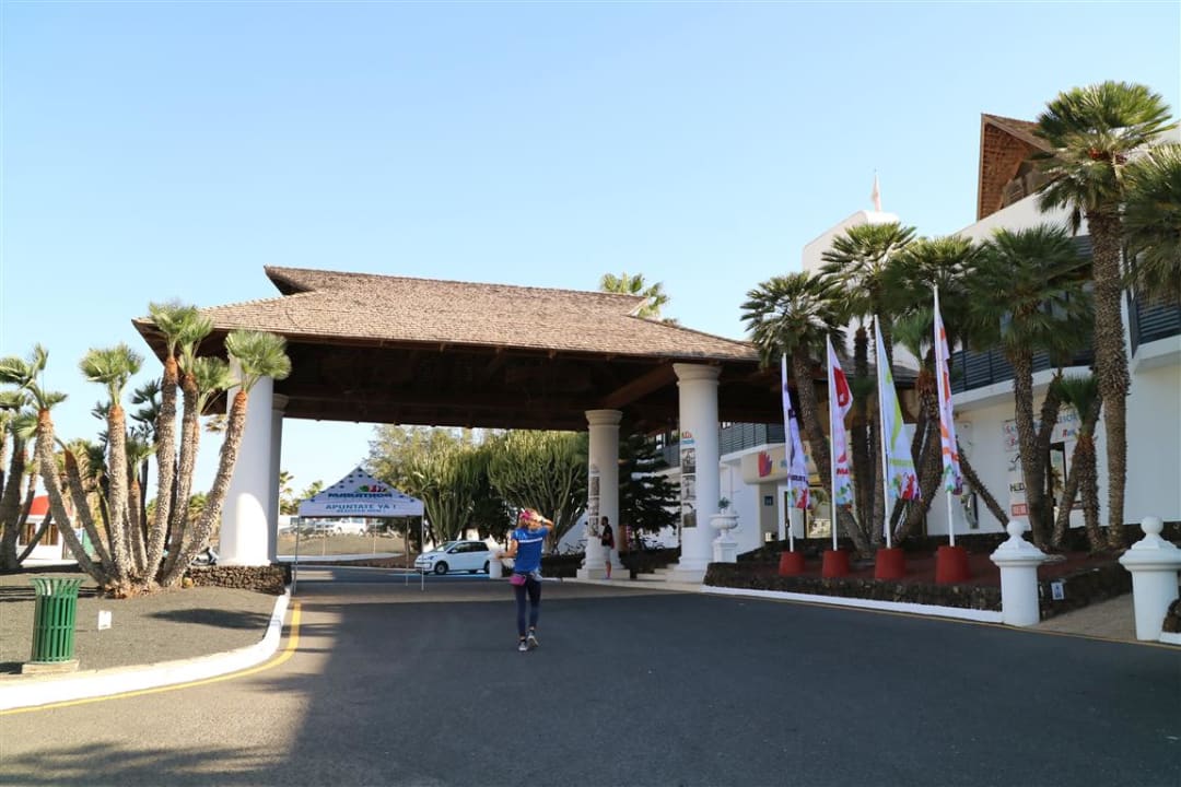 Hoteleingang Hotel Sands Beach Resort