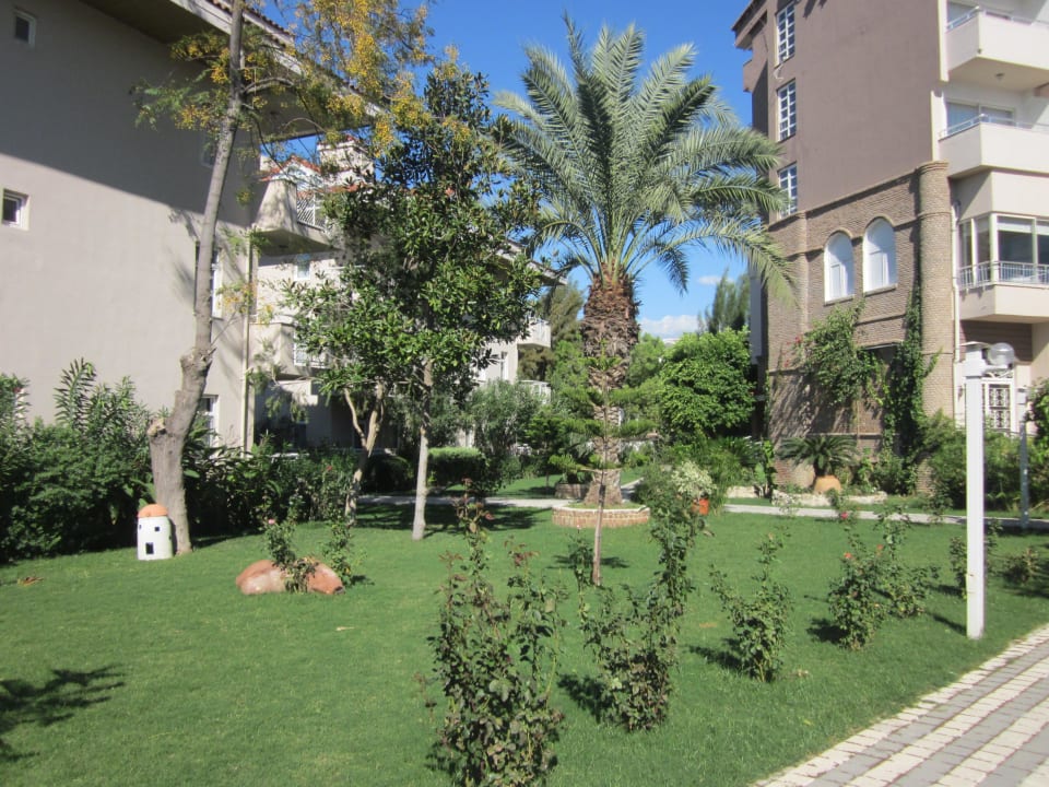 Weg zu den Nebengebäuden Seaden Corolla Hotel