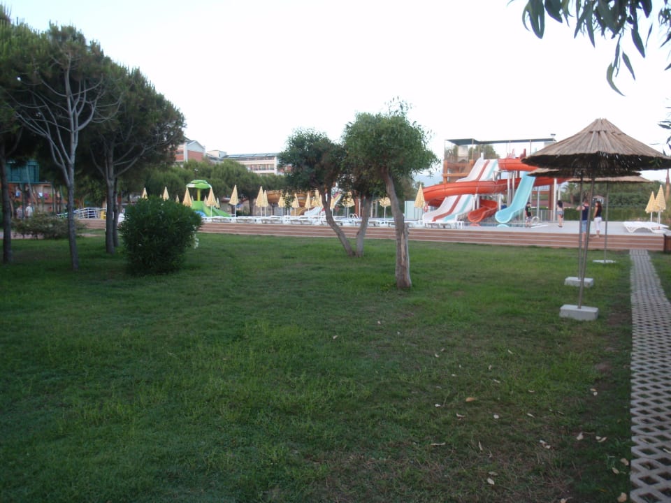 Blick vom der Strandbar zum Aquapark Club Turtas Beach Hotel