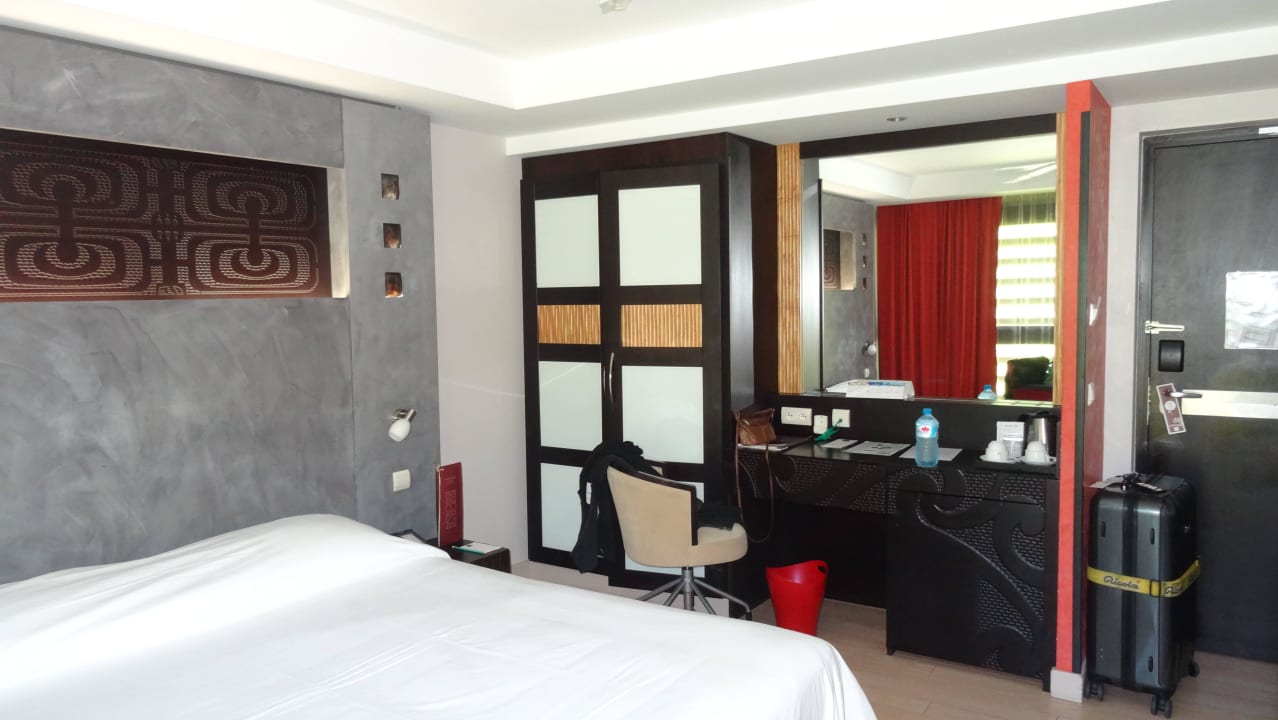 Schrank und Spiegeltisch Manava Suite Resort Tahiti