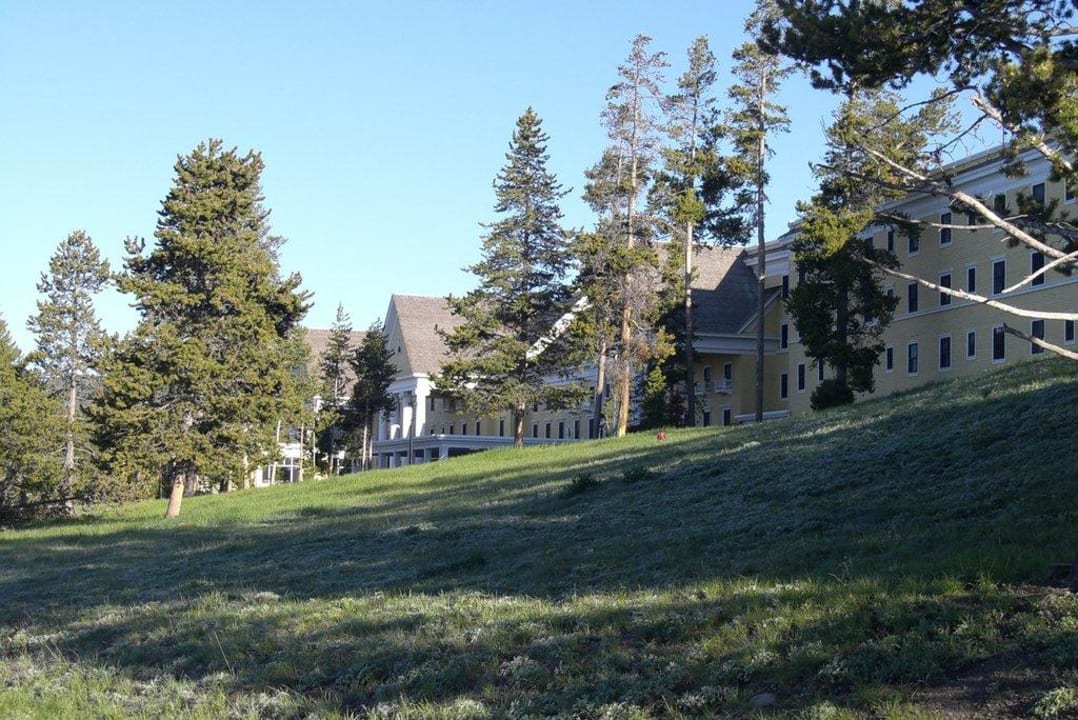 Rückseite des Haupthauses von der Seeseite Hotel Lake Yellowstone
