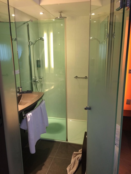 Moderne und geräumige Dusche Hotel Oceania Paris Porte de Versailles