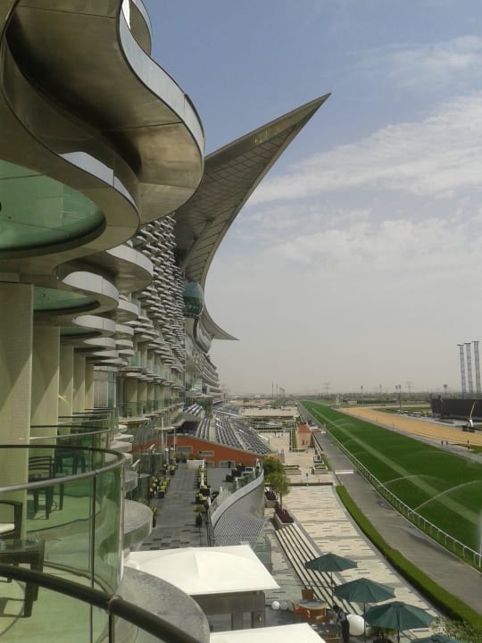 The Meydan Hotel mit Blick auf die Pferderennbahn The Meydan Hotel