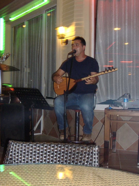 Live Musik vom Kellner. Es war super. Kleopatra Ikiz Hotel