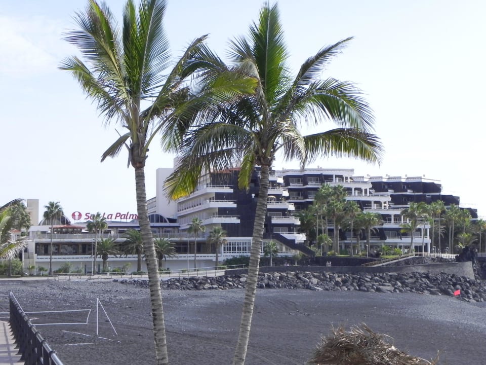 Blick vom Strand auf die Anlage. Melia La Palma Hotel