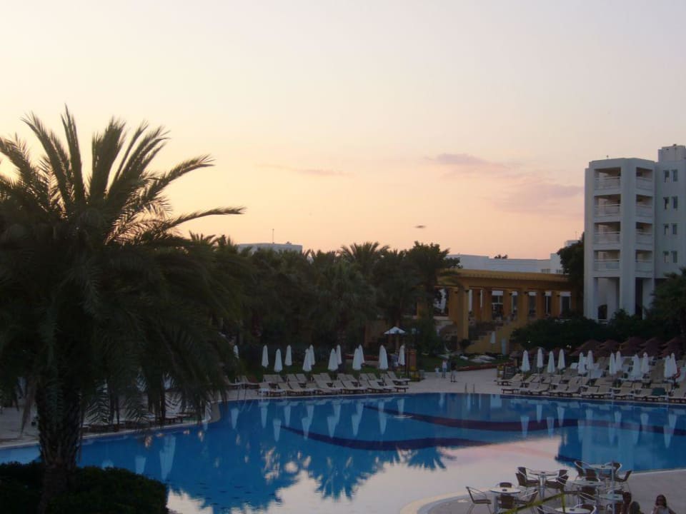 Pool am Abend Monachus Family Resort Sorgun