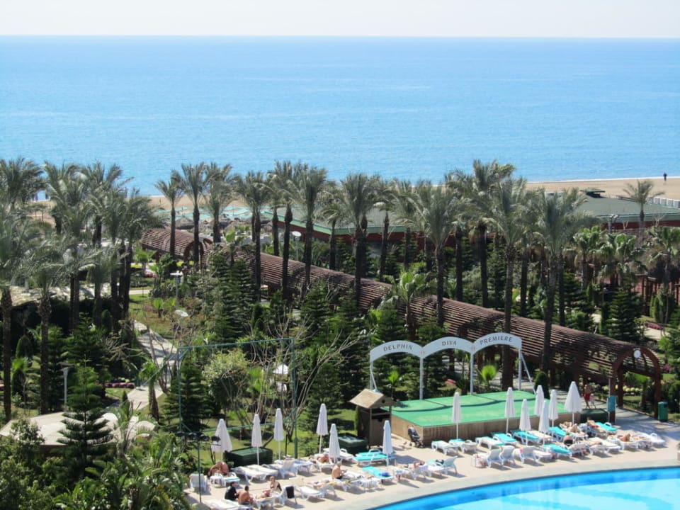 Der Blick vom Zimmerbalkon zum Strand Hotel Delphin Diva