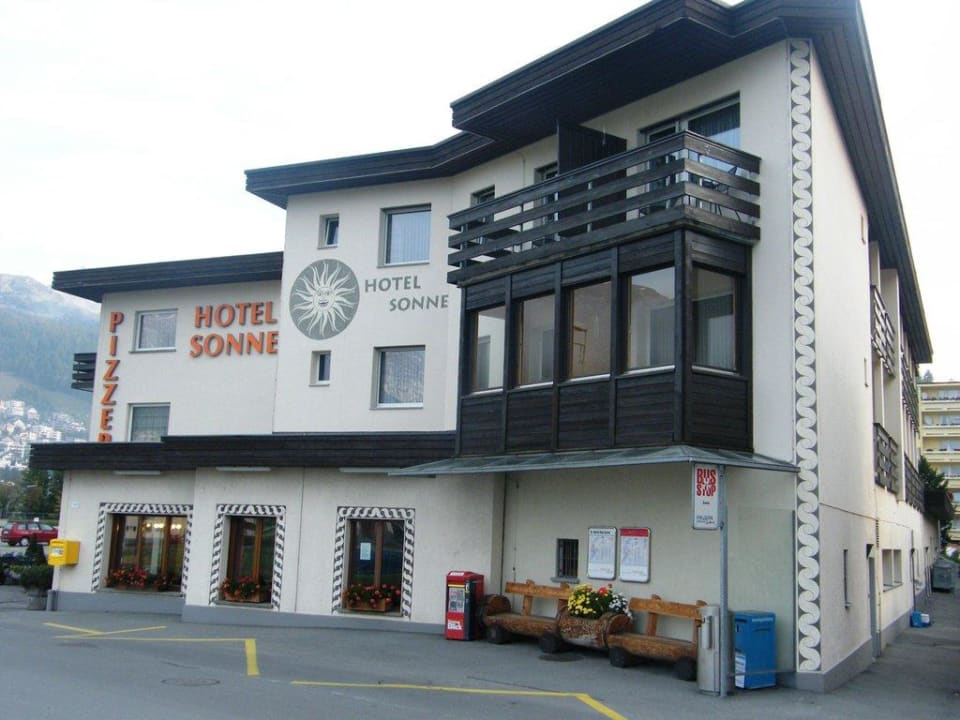 Hotel Sonne mit Bushaltestelle Hotel Sonne