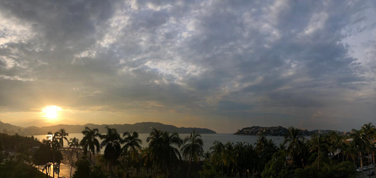 Ausblick Ramada by Wyndham Acapulco Hotel & Suites