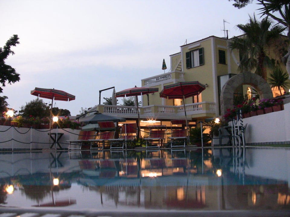 Podvečer u hotelového bazénu Hotel Villa Hibiscus