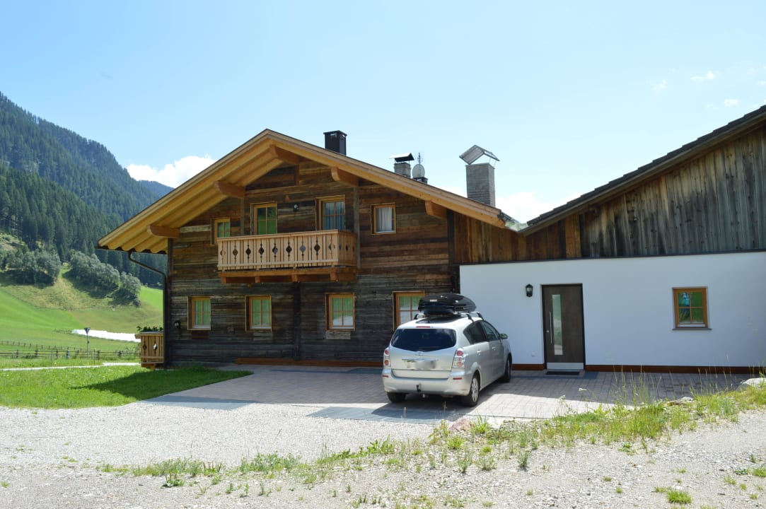 Nordansicht mit Parkplatz Feldererhof - Urlaub am Bauernhof