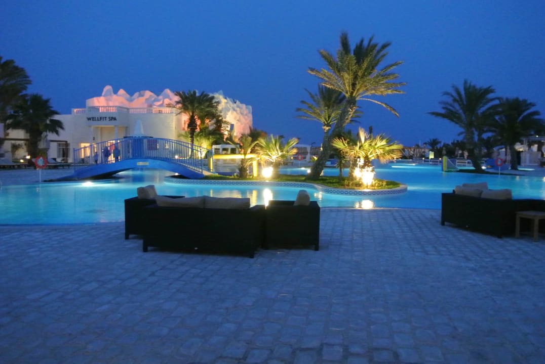 Poolanlage abends ROBINSON DJERBA BAHIYA