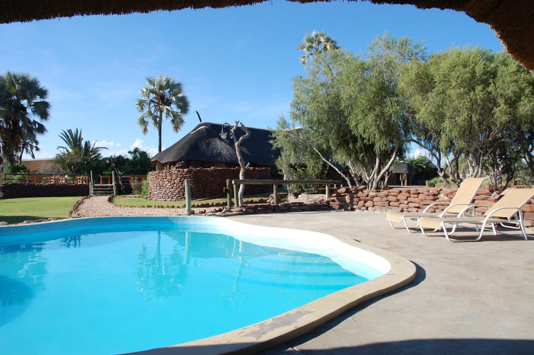 Poolanlage mit Restaurant Palmwag Lodge
