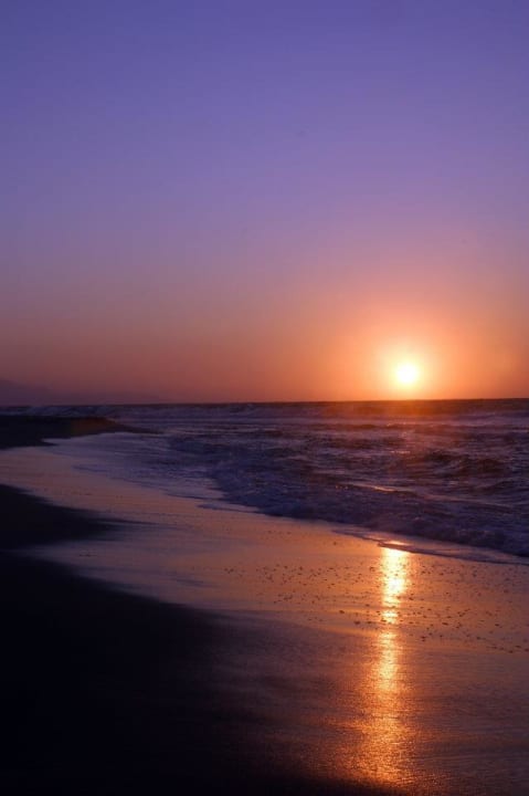 Direkt vor dem Hotel am Abend  Anissa Beach & Village