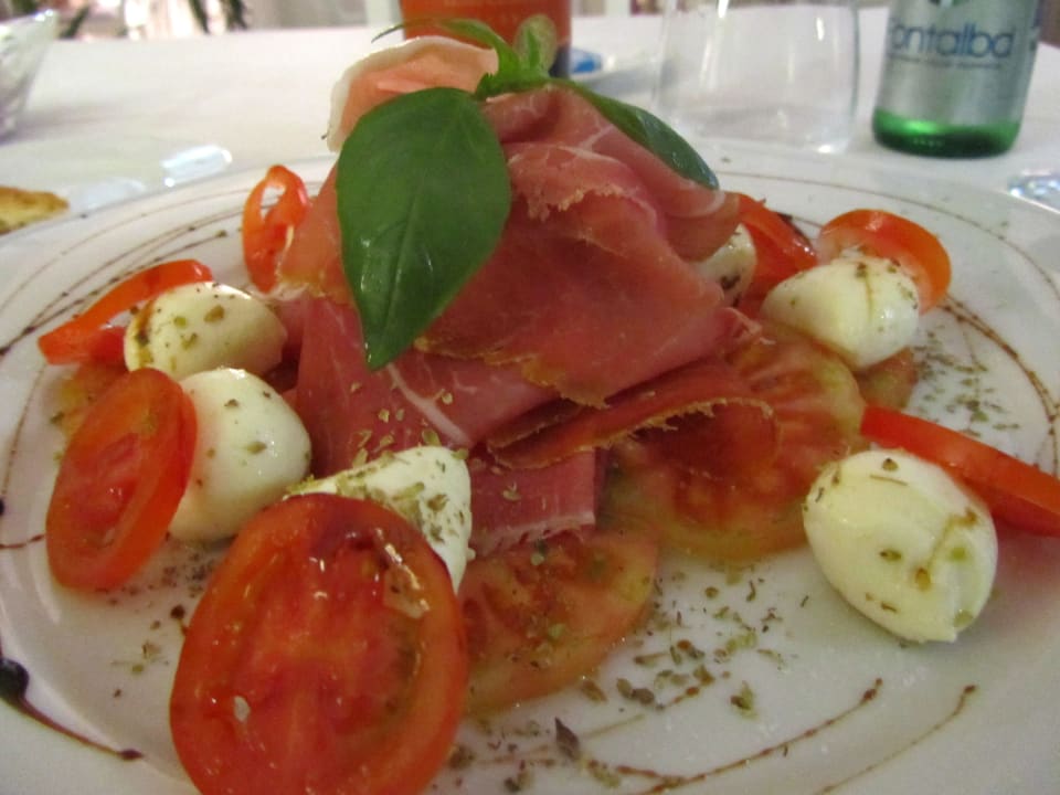 Rohschinken mit Tomaten, Mozzarella und Oregano TUI Blue Puntamare