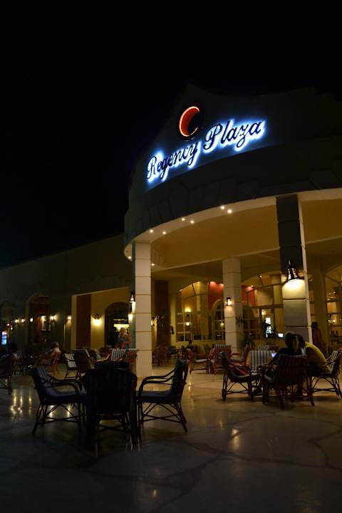 Koło basenu Regency Plaza Aqua Park & Spa