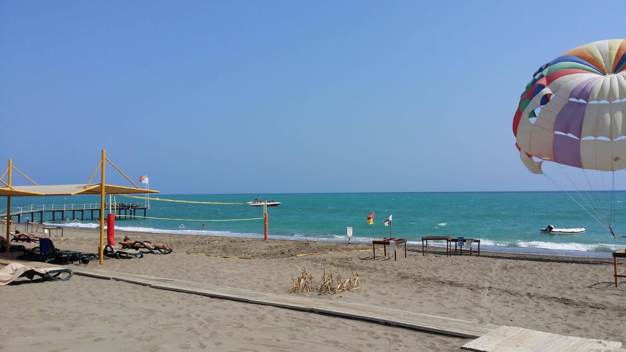 Sand und Kies. Badeschuhe ratsam Sherwood Dreams Resort