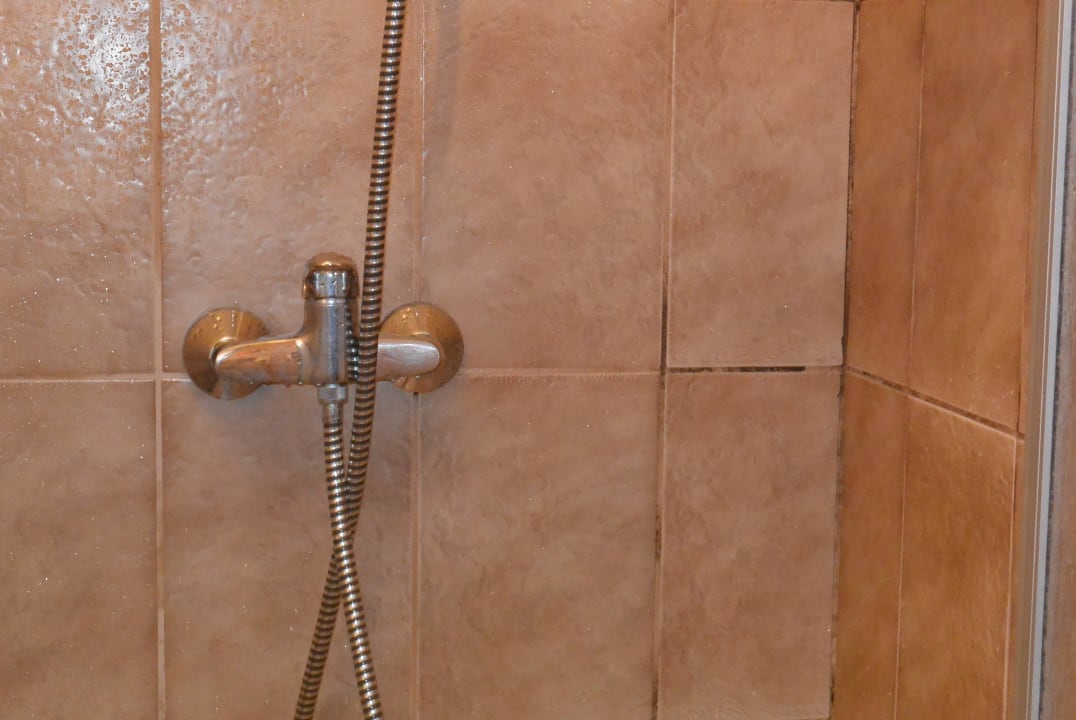 Schimmelspuren in den Fugen Hotel Bergland-Hof