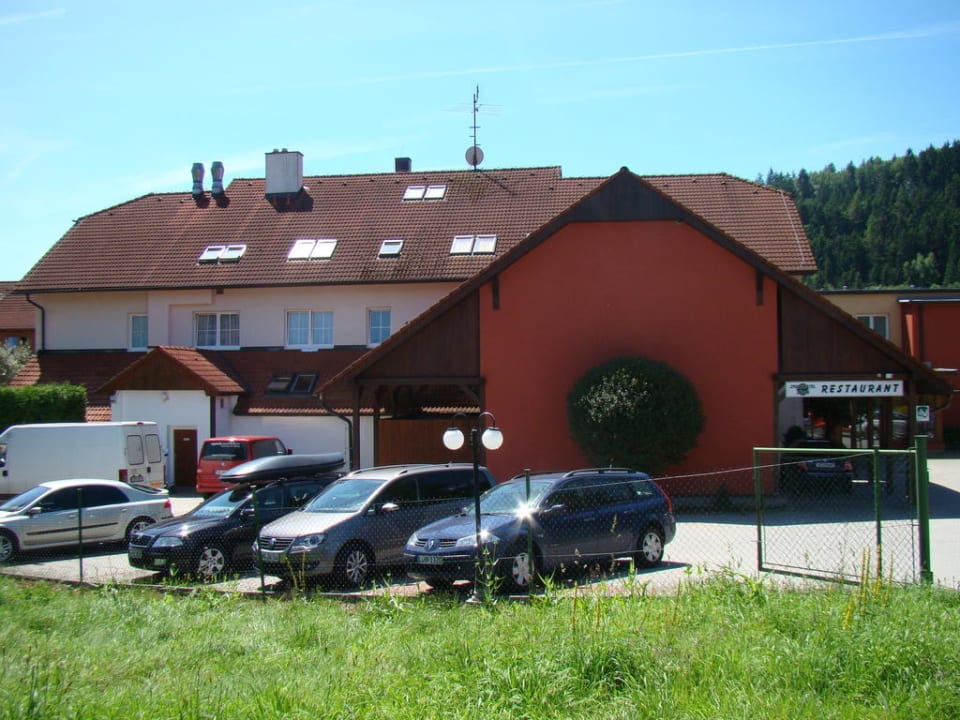 Budova hotelu a parkoviště Sporthotel Zaton