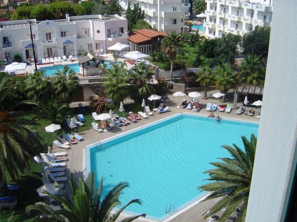 Pool mit toller Holzumrandung Calimera Sirens Beach