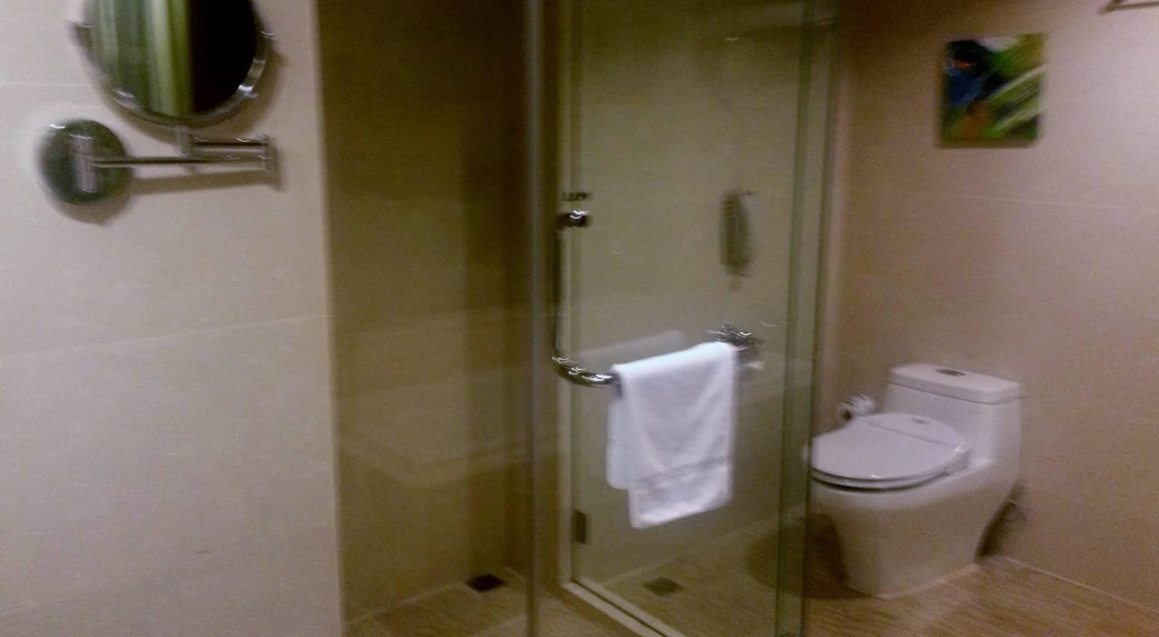 Großes Badezimmer Eastin Hotel Penang