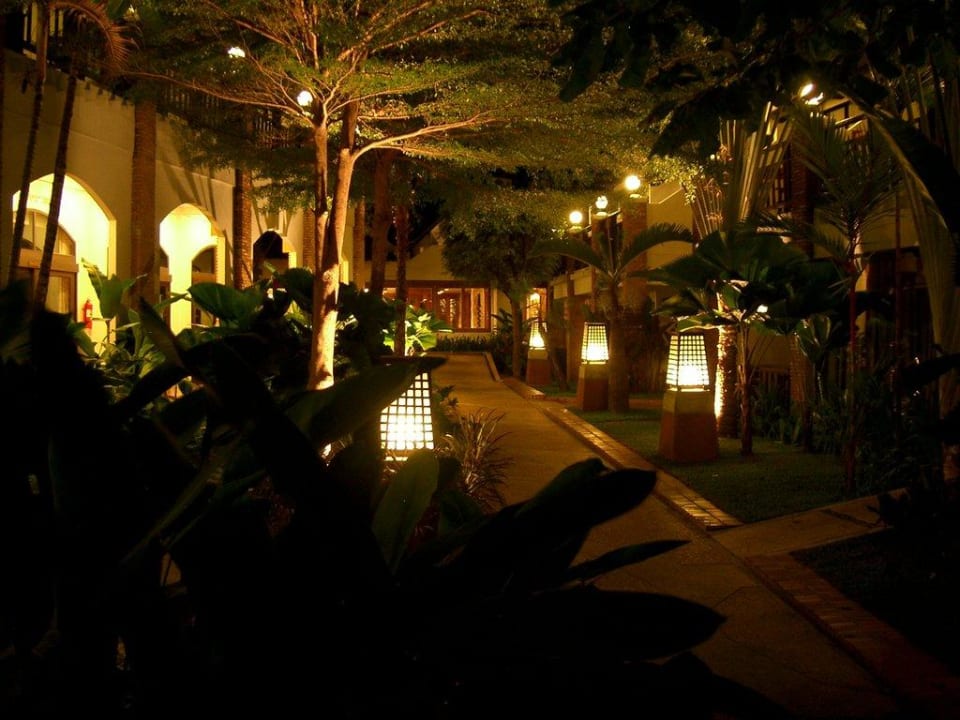 Hotelanlage bei Nacht Woodlands Hotel & Resort